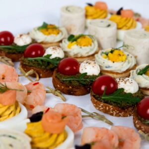 hapjes met tomaat en basilicum