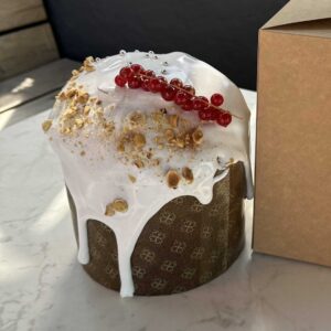 Paasbrood met witte lag en rode fruit