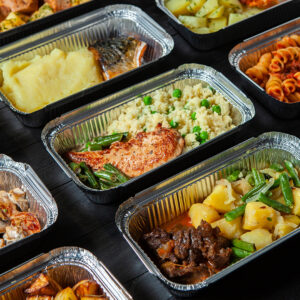 Maaltijden in aluminium bakken, kip zalm met aardappelen.