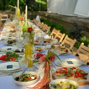 tafel met witte linnen met gerechten in witte borden