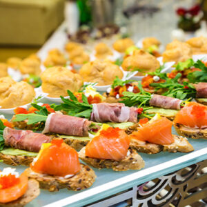 Hapjesschaal met zalm en serano ham